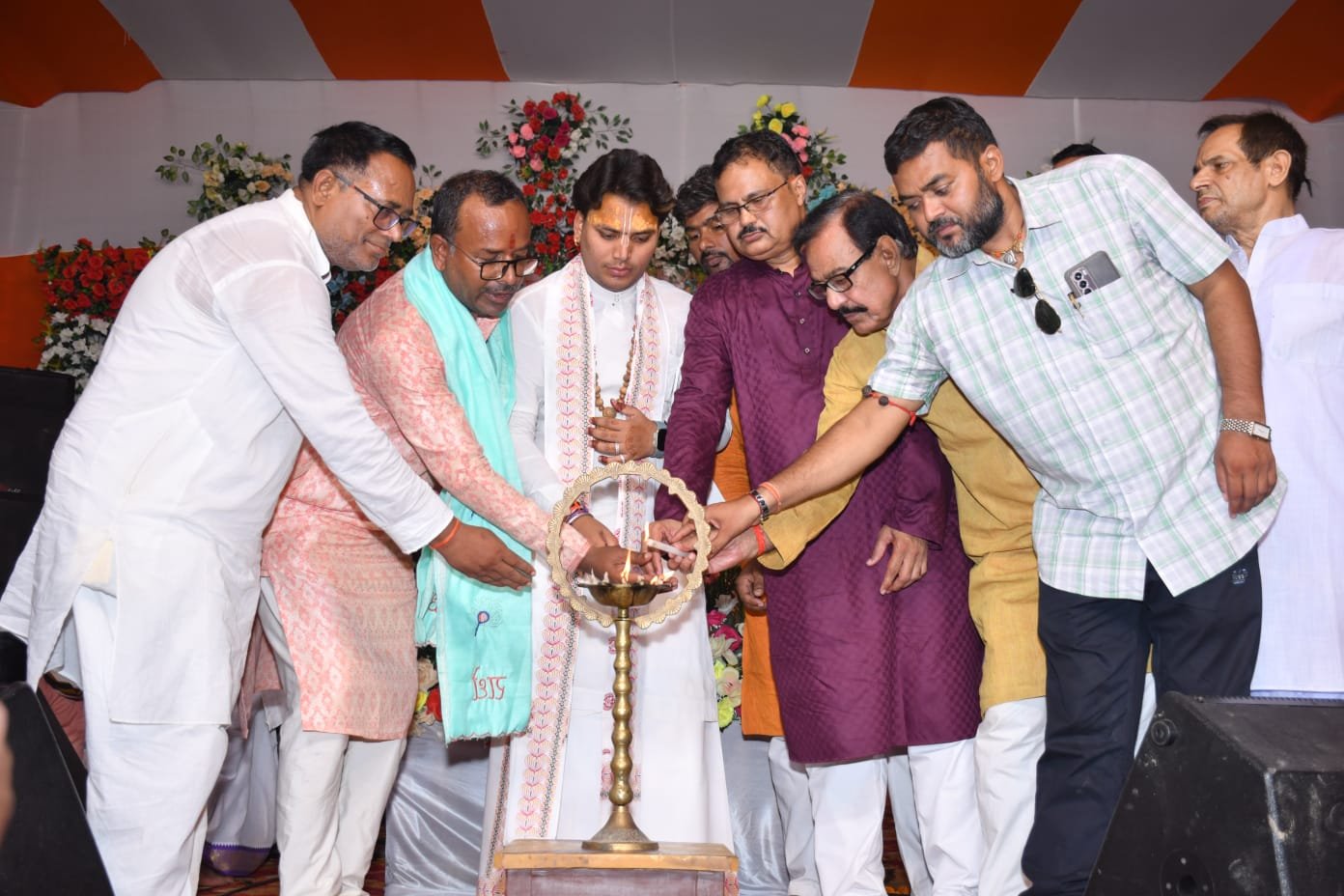 परम पूज्य श्री श्यामशुभम जी महाराज सेवा करते हुए